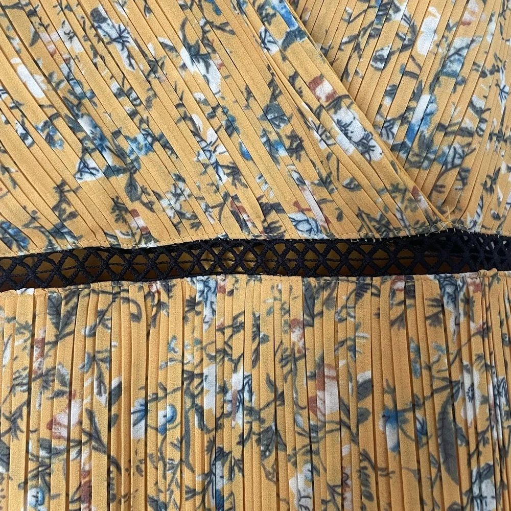 Summer yellow floral dress from Lulus - Picture 4 of 5